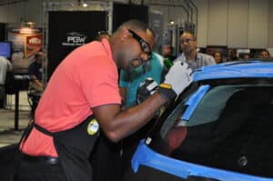 auto-glass-repair-tech