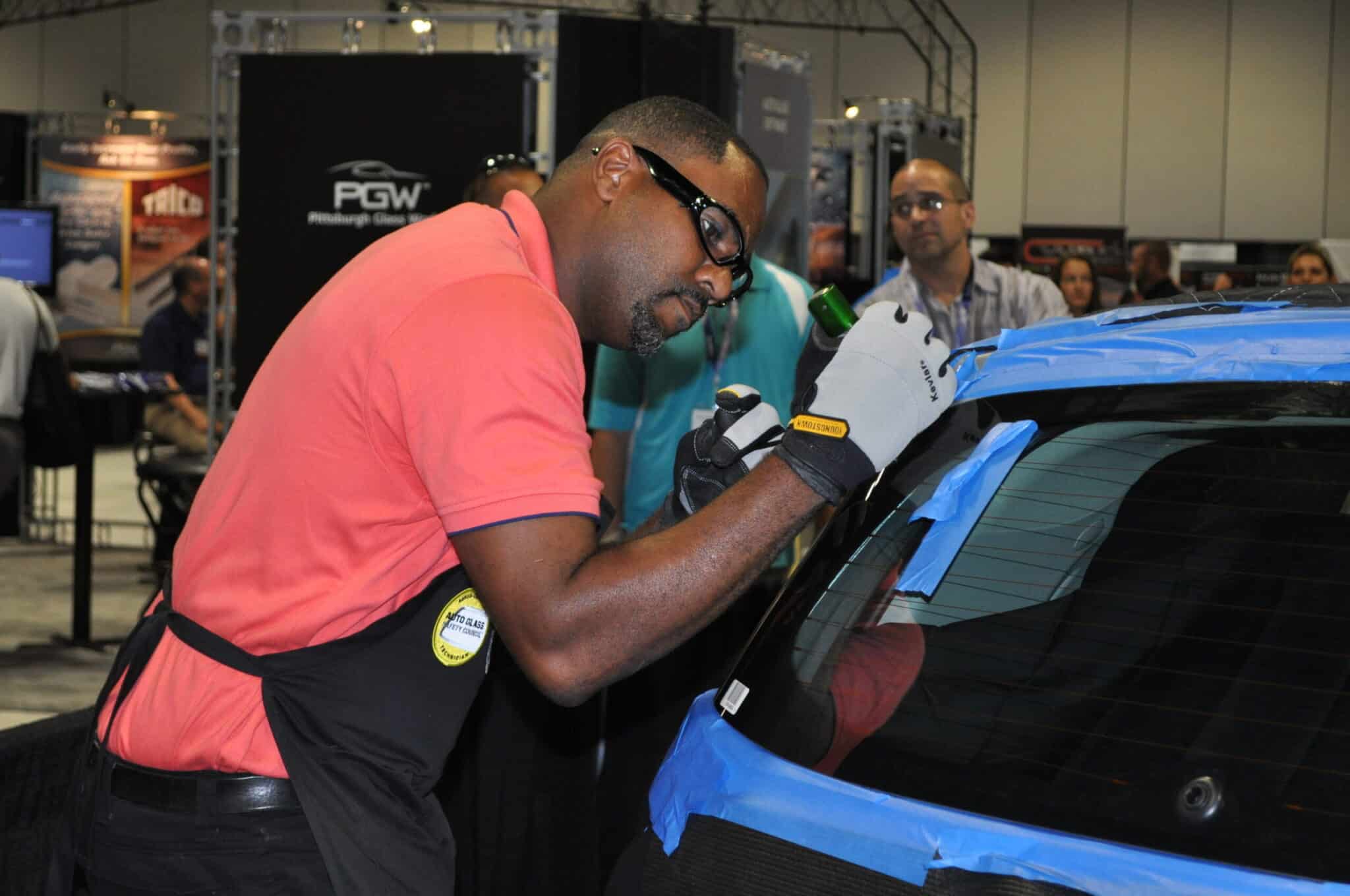 auto-glass-repair-tech