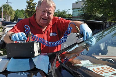 windshield-repair-tech