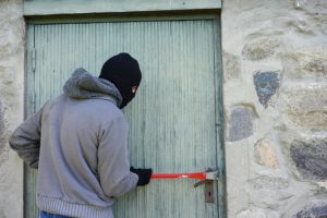 thief-breaking-door