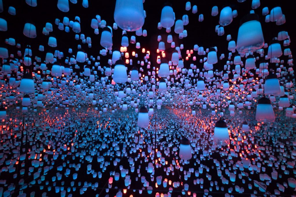 how does an infinity mirror work?