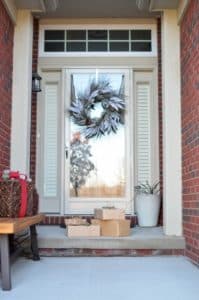 damage-free-holiday-door-decorating