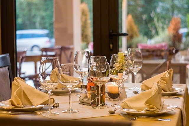 red-and-white-wine-glass-table-setting
